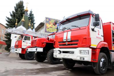 Рязанские огнеборцы получили три новых пожарно-спасательных автомобиля